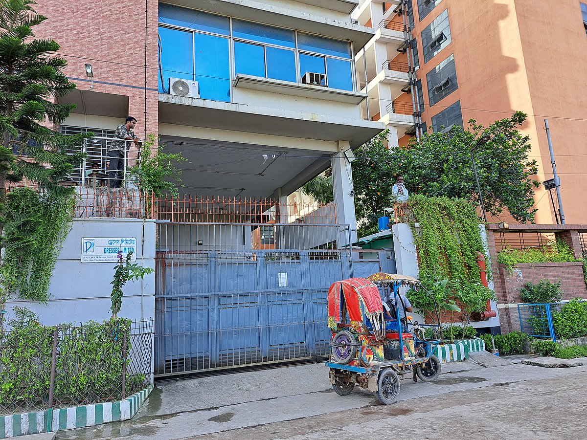 গাজীপুরের টঙ্গীর টঙ্গীর আলম টাওয়ার এলাকায় বন্ধ আছে পিনাকি গ্রুপের পোশাক কারখানা। আজ বৃহস্পতিবার বেলা তিনটায়